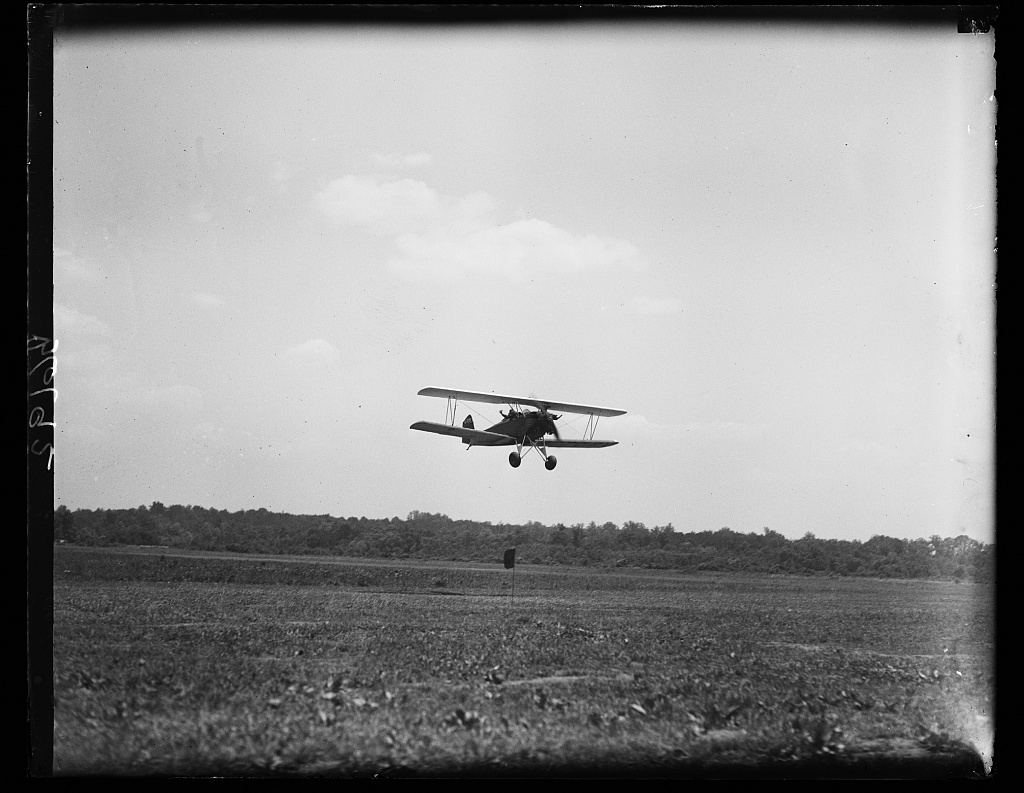 Doppeldecker wirft Golfball ab.
